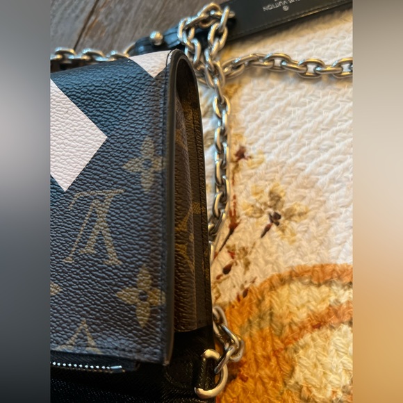 LOUIS VUITTON Portefeuille Twist Chain - Picture 9 of 16